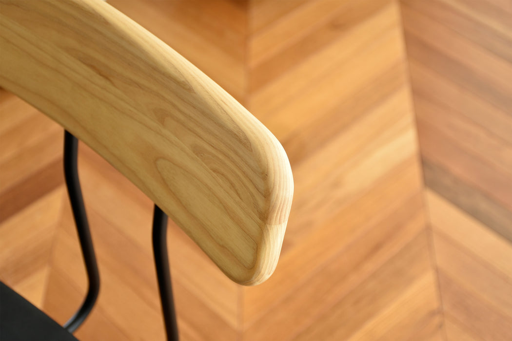 BLUNT CHAIR