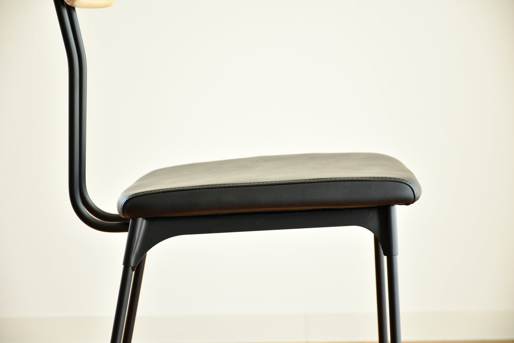 BLUNT CHAIR
